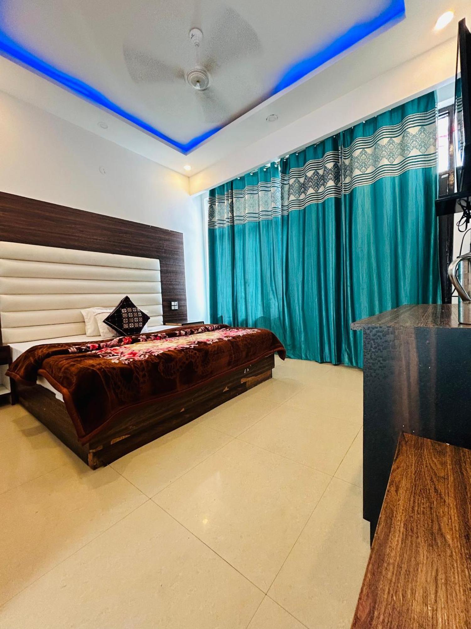 Rahul Hotel & Restaurant Мусори Екстериор снимка