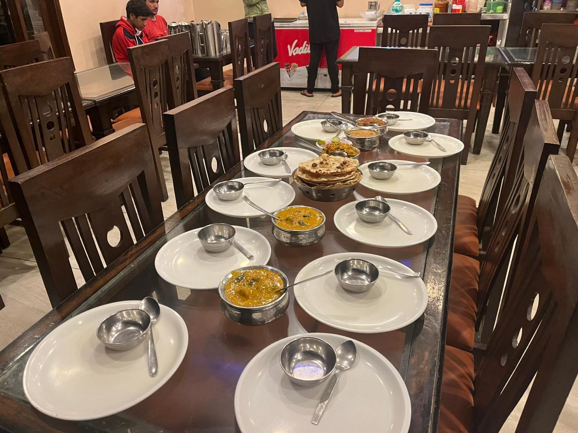 Rahul Hotel & Restaurant Мусори Екстериор снимка