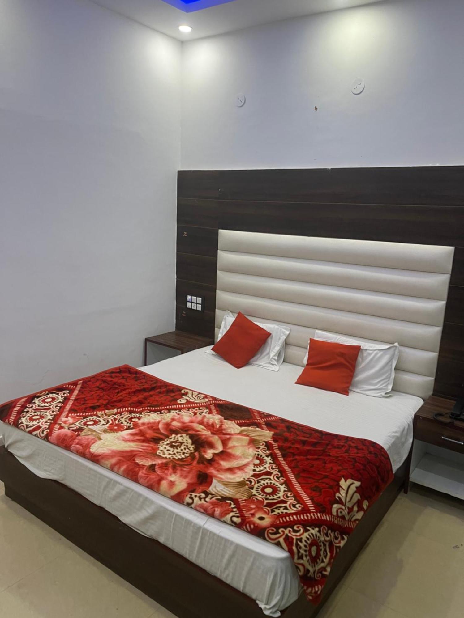 Rahul Hotel & Restaurant Мусори Екстериор снимка