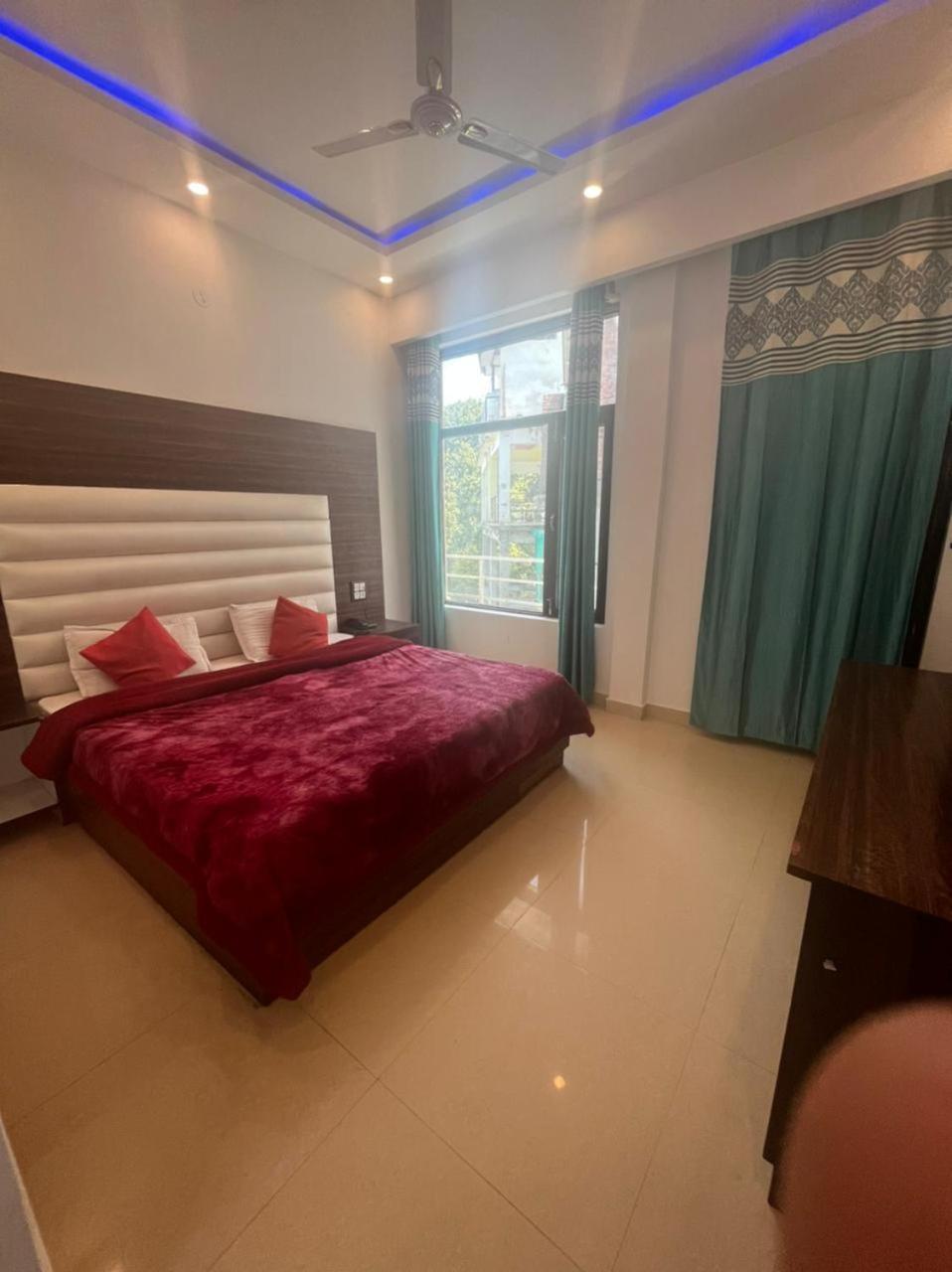 Rahul Hotel & Restaurant Мусори Екстериор снимка