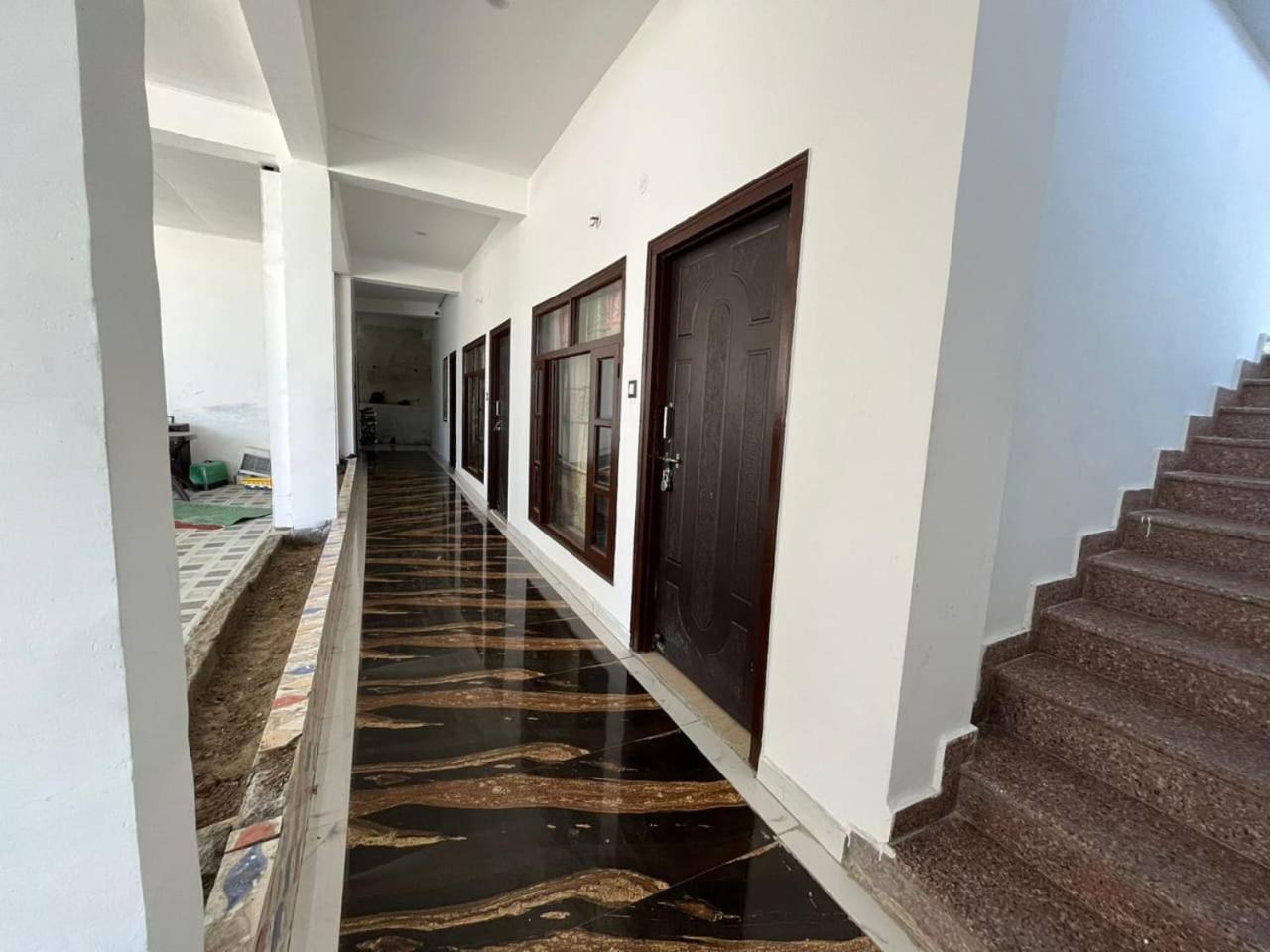 Rahul Hotel & Restaurant Мусори Екстериор снимка