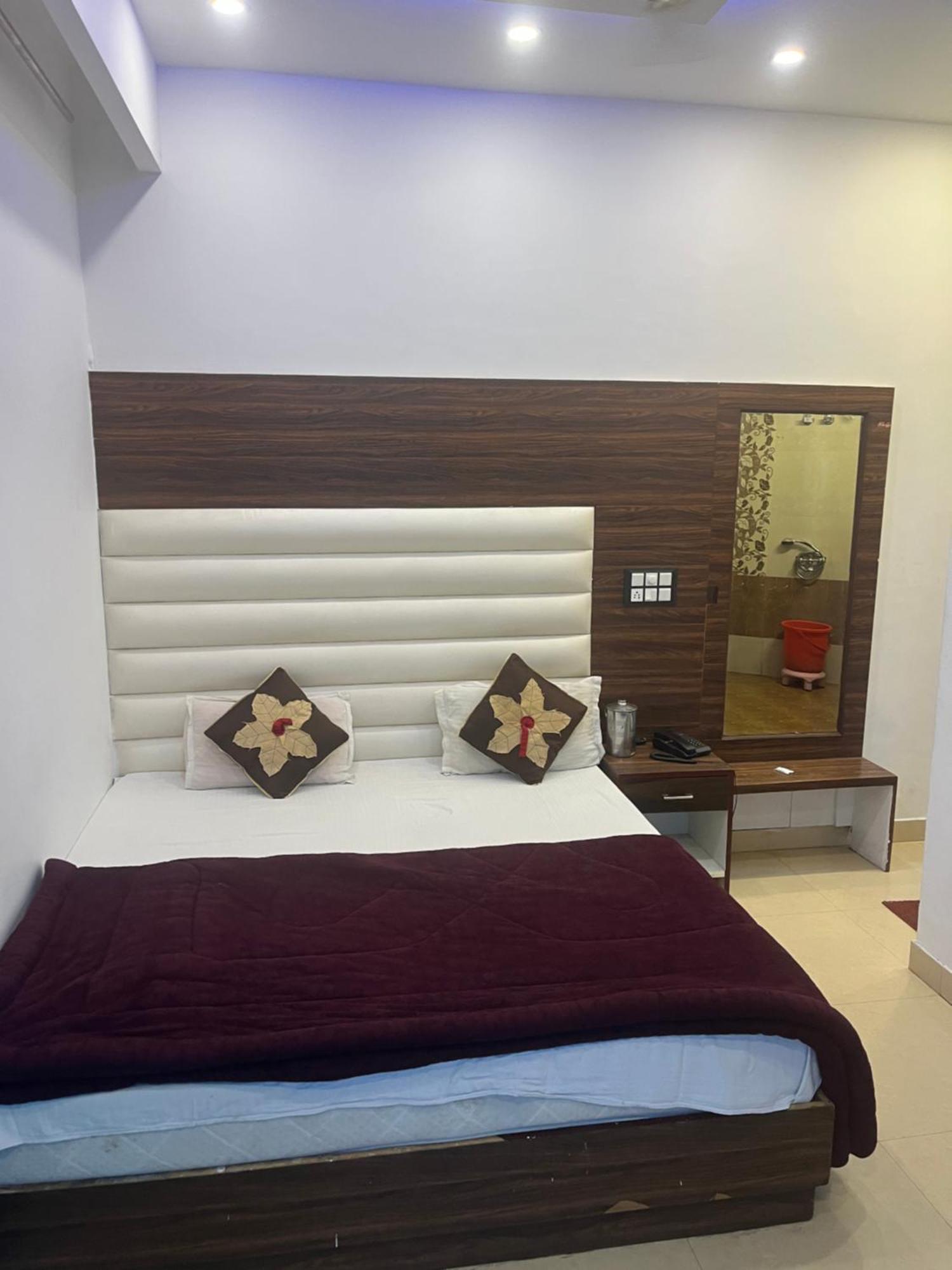 Rahul Hotel & Restaurant Мусори Екстериор снимка