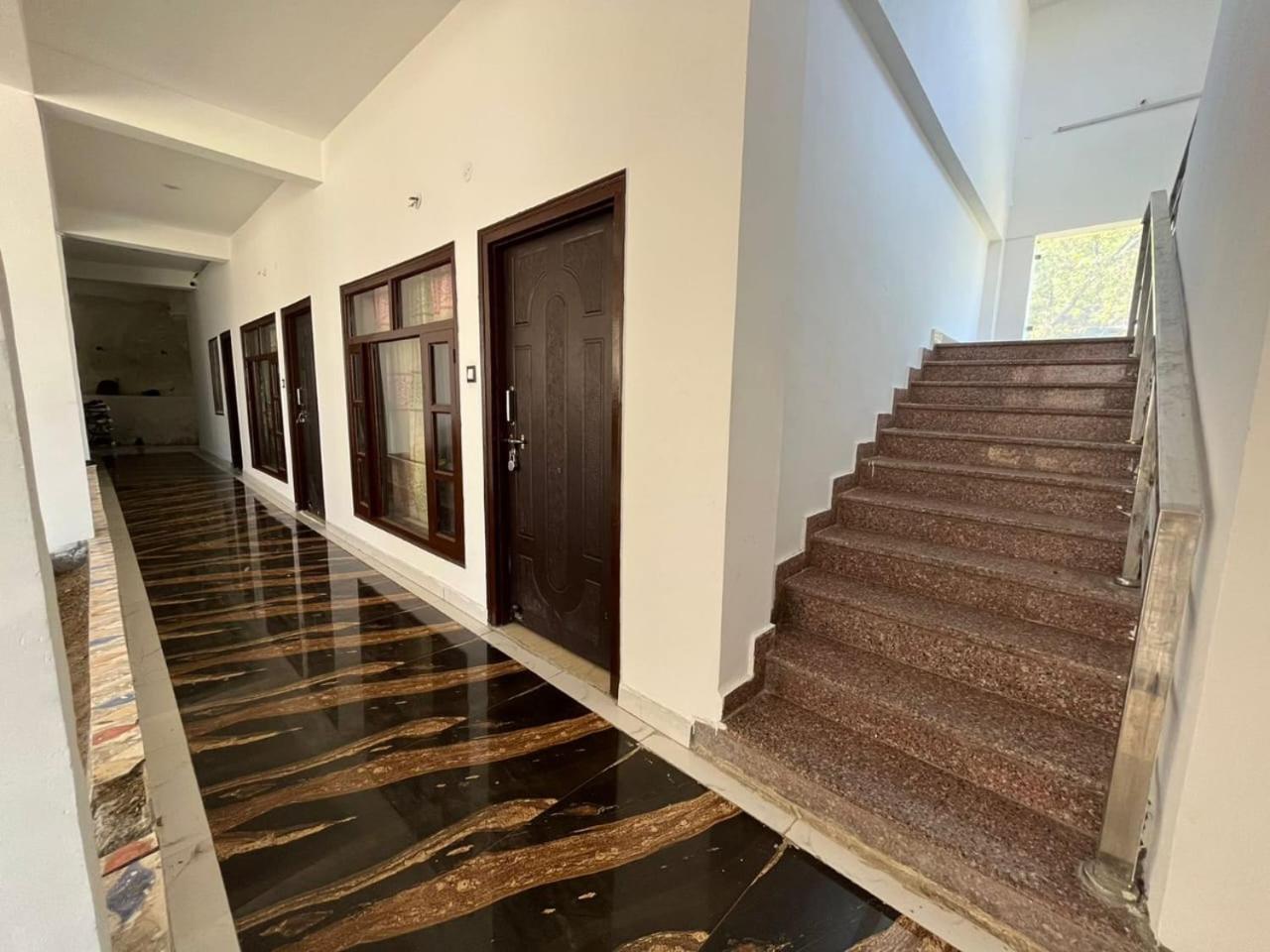 Rahul Hotel & Restaurant Мусори Екстериор снимка