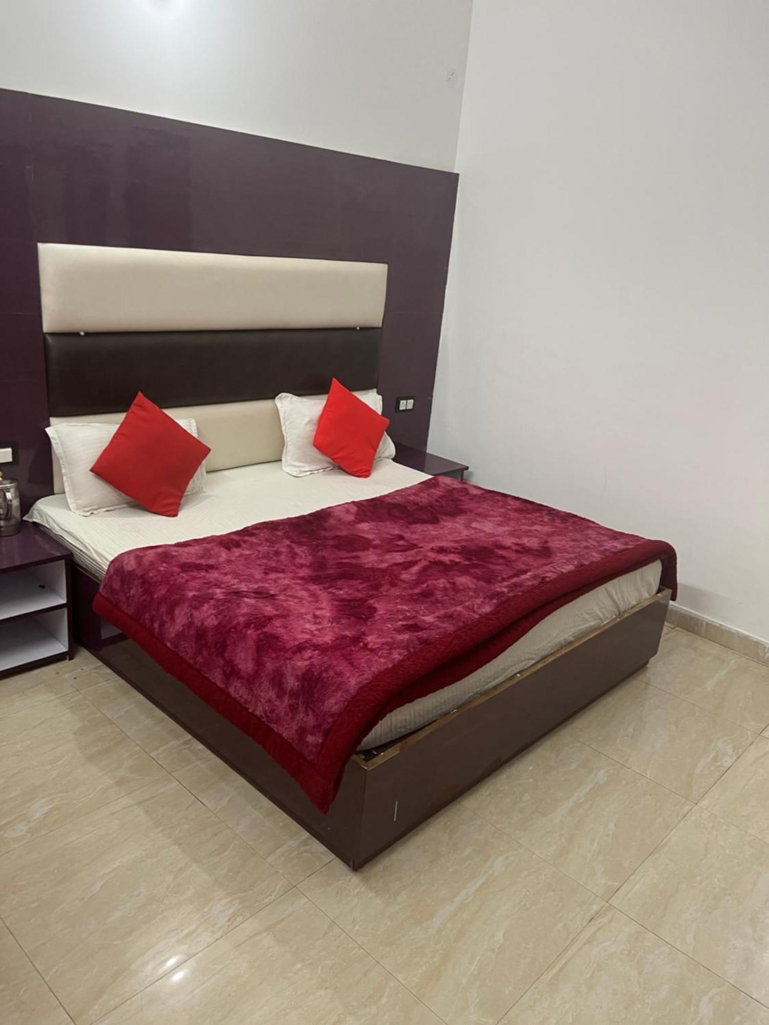 Rahul Hotel & Restaurant Мусори Екстериор снимка